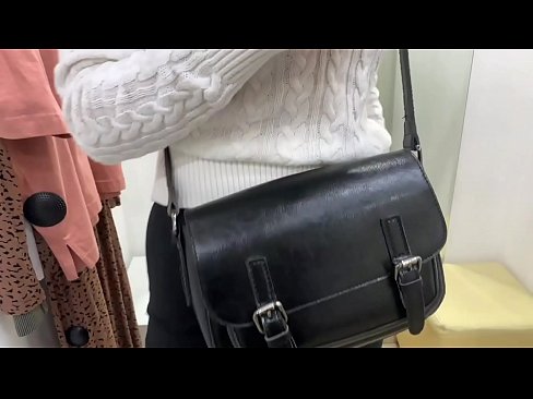 ❤️ Offentlig onani av ungtispe FeralBerry med en dildo i prøverommet Jævla video  ved no.moresexmovies.ru ﹏